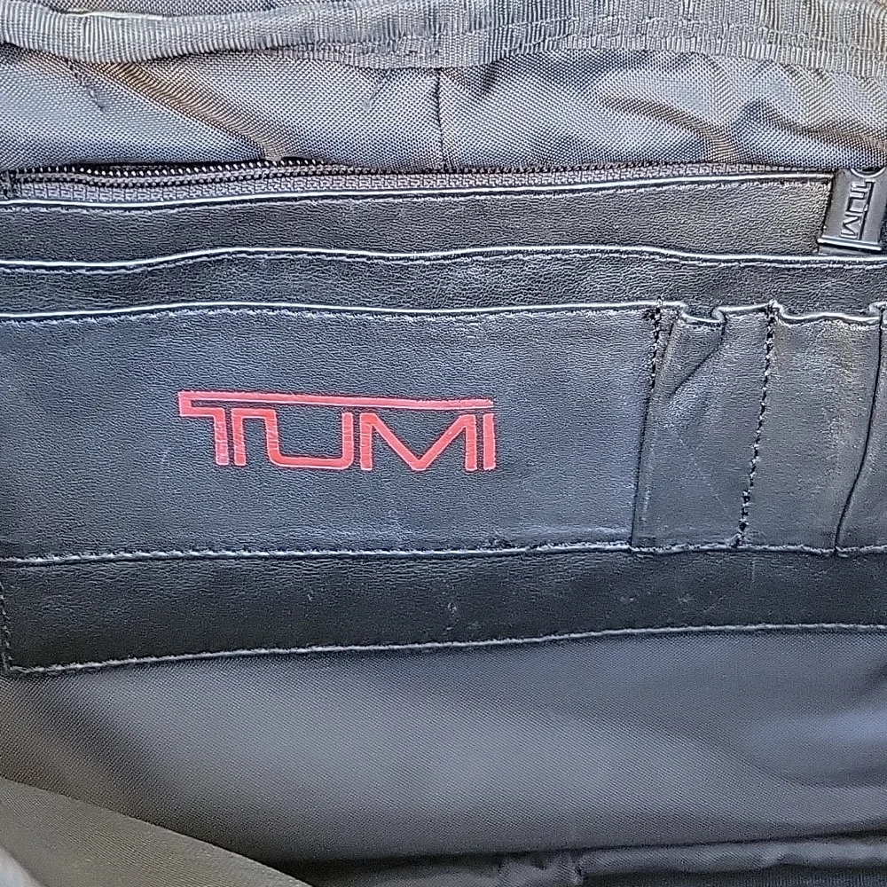Tumi Leather Expandable Briefcase Lap Top Organizer Shoulder Bag.